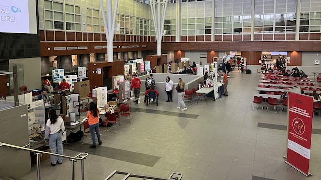 Hall du pavillon, avec plusieurs stations d'exposition.