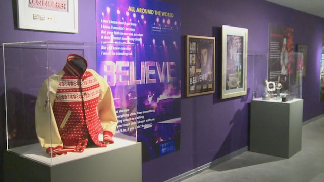 Les murs du musée Stratford Perth sont décorés d'objets appartenant à Justin Bieber. Les murs du musée Stratford Perth sont décorés d'objets appartenant à Justin Bieber.