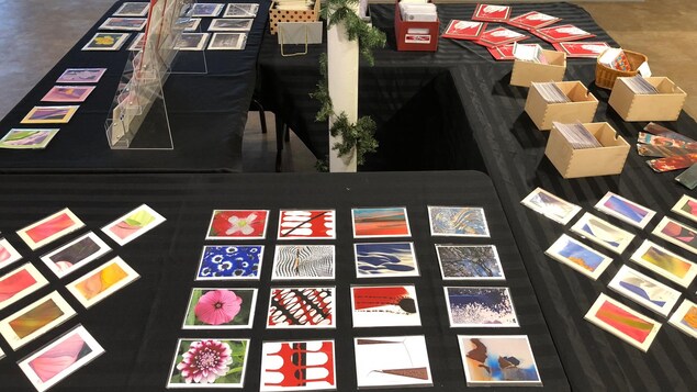 Des œuvres sont présentées sur une table. Des œuvres sont présentées sur une table.