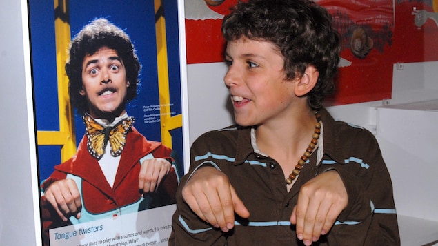Un enfant imite un personnage de l'émission. 