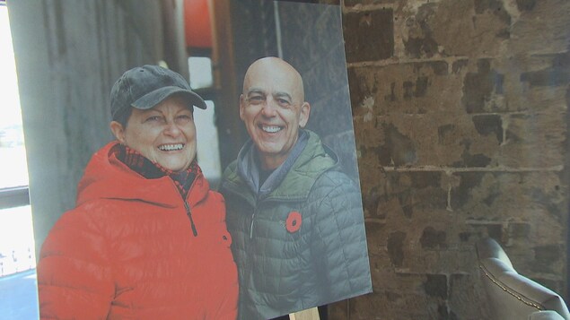 Deux personnes souriantes sur une affiche.