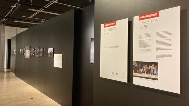Des photographies sont accrochées dans une salle d'exposition.