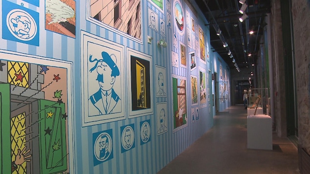 Un mur coloré montre des images de Tintin et de ses acolytes. 