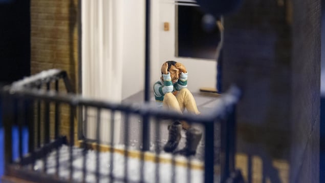 Une oeuvre miniature qui représente un homme assis la tête dans les mains.