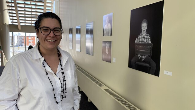 Virginie Fréchette devant ses photographies.