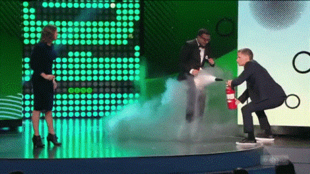 Un homme asperge un autre homme avec de la mousse d'extincteur d'incendie. Un homme asperge un autre homme avec de la mousse d'extincteur d'incendie.