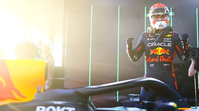 Max Verstappen célèbre aux côtés de sa monoplace.