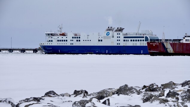 Le F.A.-Gauthier est accosté au port de Matane, le 16 février 2022. Le fleuve est couvert de glace.
