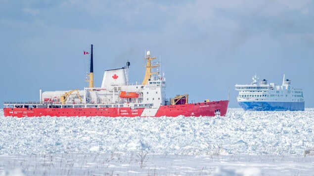 Le navire de la Garde côtière accompagne le F.-A.-Gauthier dans les glaces.