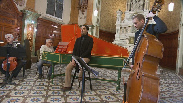Fabrice Di Falco entouré de ses musiciens à la Chapelle du Musée de l'Amérique francophone.