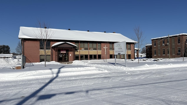 La façade d'une école primaire en hiver.