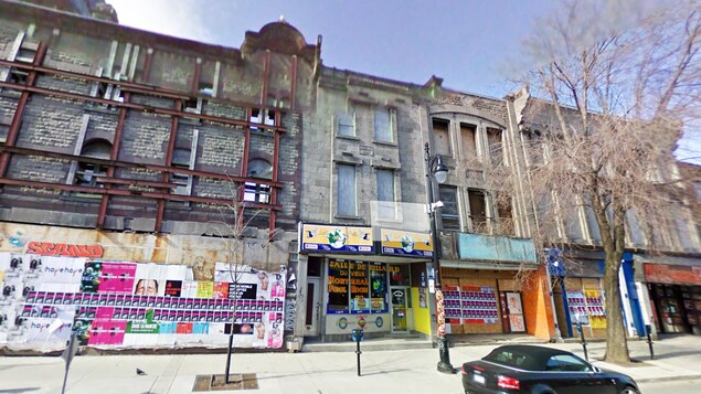 Les façades d'origine de la rue Saint-Laurent, entre la rue Sainte-Catherine et le boulevard René-Lévesque. Les façades d'origine de la rue Saint-Laurent, entre la rue Sainte-Catherine et le boulevard René-Lévesque.
