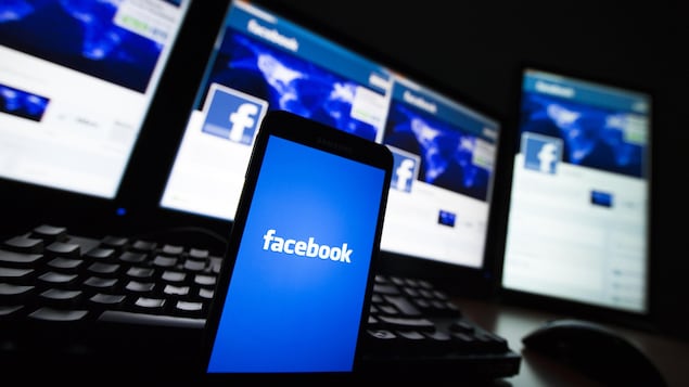 Un écran de téléphone affichant le logo de Facebook.