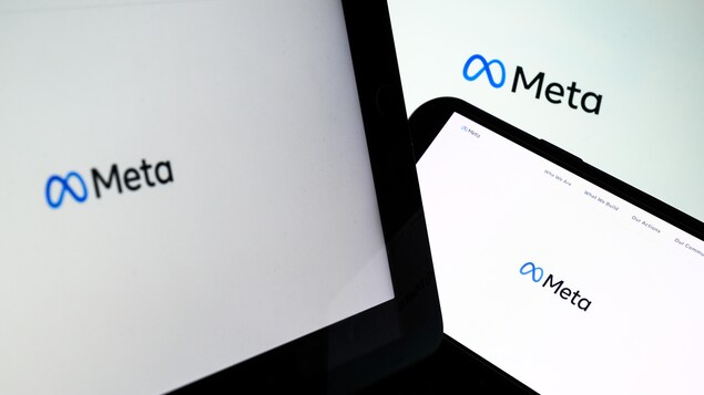Des écrans d'ordinateur affichent le logo de Meta. 