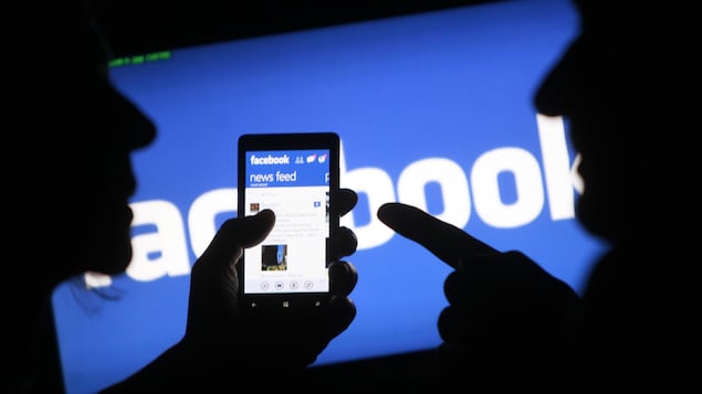 Facebook sur un téléphone cellulaire.
