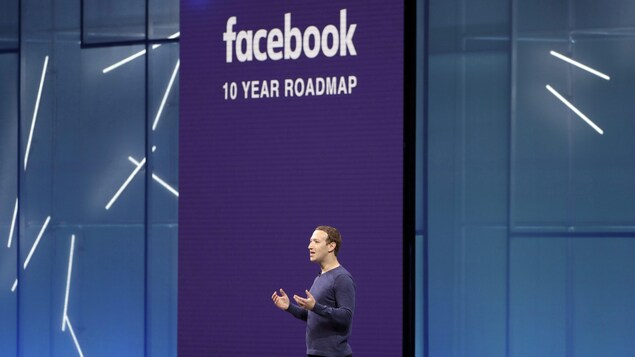 Nakatayo si Mark Zuckerberg sa entablado.