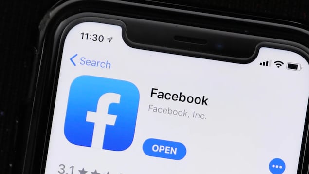 Logo ng Facebook sa screen ng smartphone.