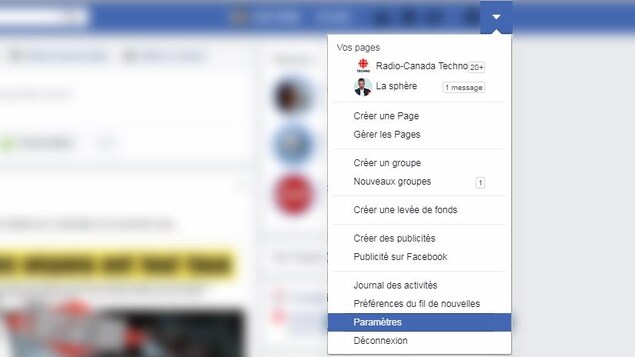 Une capture d'écran du fil d'actualités Facebook dont une grande partie est floutée pour ne laisser visible qu'un menu déroulant en haut de la page. Le mot « Paramètres » est surligné en bleu foncé. Une capture d'écran du fil d'actualités Facebook dont une grande partie est floutée pour ne laisser visible qu'un menu déroulant en haut de la page. Le mot « Paramètres » est surligné en bleu foncé.