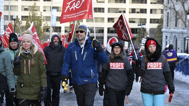 Des membres de la Fédération autonome de l'enseignement en grève manifestent.