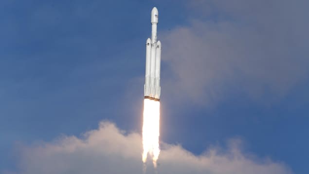 La fusée Falcon Heavy en plein vol. La fusée Falcon Heavy en plein vol.