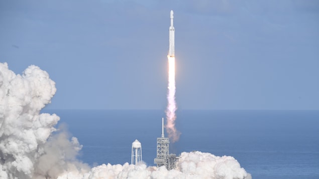 La fusée Falcon Heavy décolle du centre spatial Kennedy, à Cape Canaveral, en Floride.  