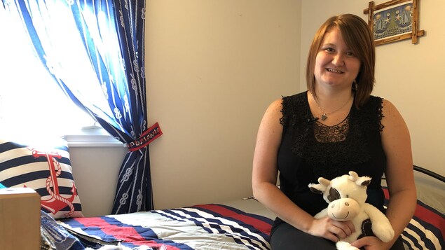 Audrey Lemieux Demers est assise sur le lit qu'elle garde pour accueillir un enfant du Centre jeunesse.