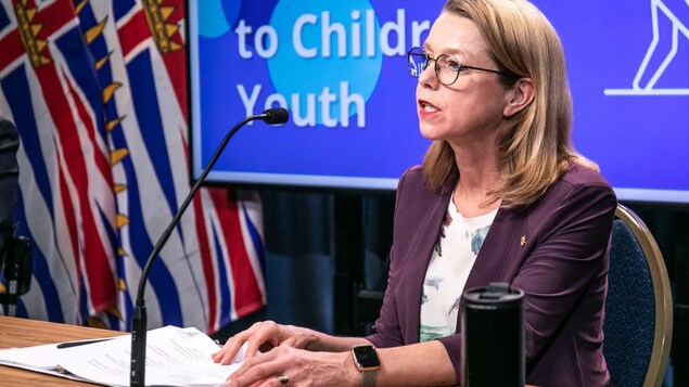 La ministre des Enfants et du Développement familial, Mitzi Dean, en conférence de presse.