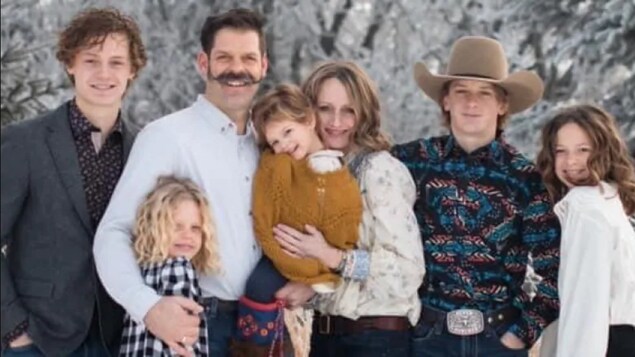 Une photo de la famille Balisky dont quatre membres ont péri dans l'accident d'un hélicoptère en Alberta en 2021. 