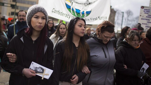 Les proches d'une femme autochtone assassinée manifestent dans les rues d'Edmonton le 2 avril 2015. Les proches d'une femme autochtone assassinée manifestent dans les rues d'Edmonton le 2 avril 2015.