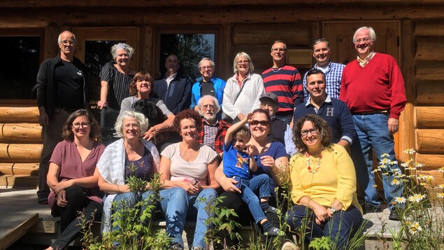 Des membres de la famille Dubuc devant le chalet familial
