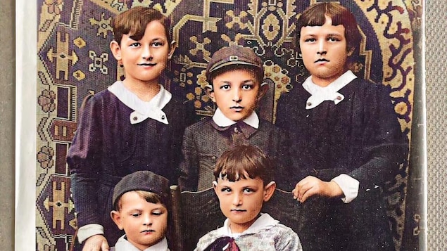 Quatre enfants dans une vielle photo. 