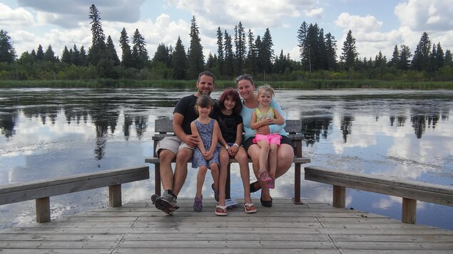 Les cinq membres de la famille Huska sont assis au bord de l'eau. Les cinq membres de la famille Huska sont assis au bord de l'eau.