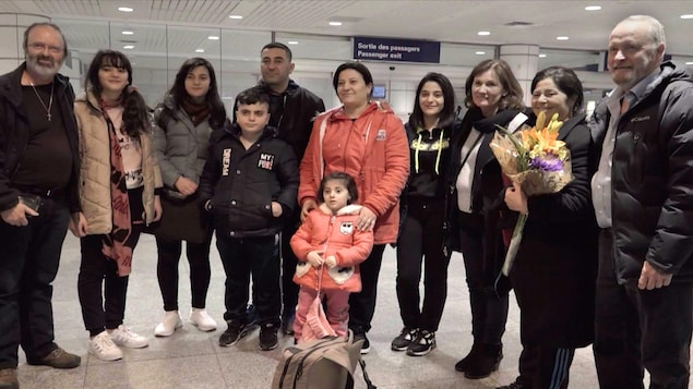 La famille et les Saguenéens qui l'accueil dans le secteur des arrivées à l'aéroport de Montréal.