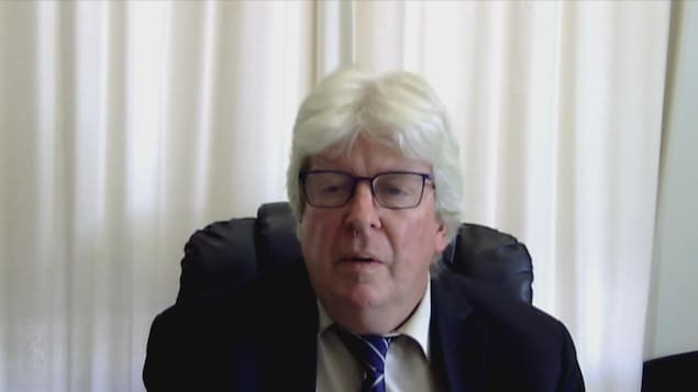 L’avocat de la famille Munar-Reina Stewart Istvanffy assis dans son bureau.