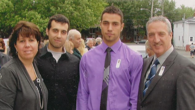 De gauche à droite, la mère de Pierre Parent, Chantal Charrette, Pierre Parent lui-même, son frère Jimmy et son père Jean-Pierre. De gauche à droite, la mère de Pierre Parent, Chantal Charrette, Pierre Parent lui-même, son frère Jimmy et son père Jean-Pierre.