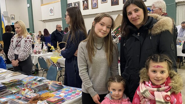 Plusieurs personnes se tiennent debout dans un marché ukrainien à Winnipeg. 