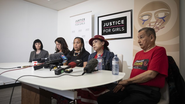 (De gauche à droite) Sue Brown, avocate pour Justice For Girls, Natasha Harrison, mère de Tatyanna Harrison, Josie August, tante de Noelle O'Soup, Sheila Poorman, mère de Chelsea Poorman et le grand chef Stewart Phillip, lors d'une conférence de presse à Justice For Girls à Vancouver, en Colombie-Britannique, le lundi 5 mai 2025.