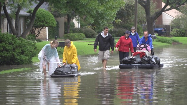 Des familles quittent leur domicile dans la localité de Woodlands, à Houston, en raison du débordement du barrage Addicks