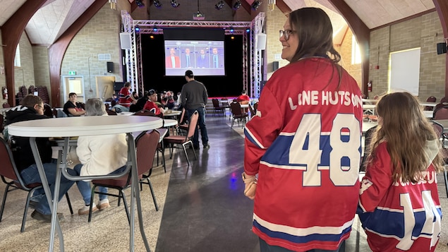 Des fans du Canadien rassemblés dans l'église de Luceville, au Bas-Saint-Laurent.