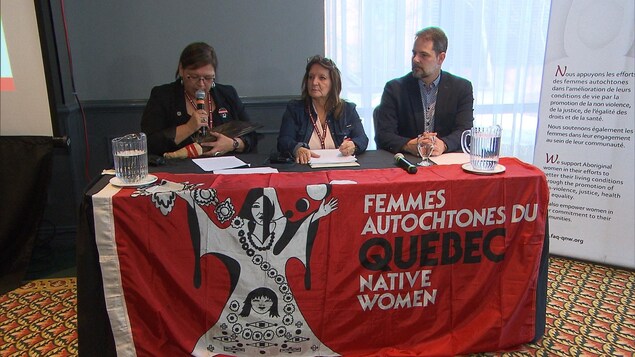 Vivianne Michel et Carole Bussières, respectivement présidente et directrice générale de FAQ avec le député néo-démocrate, Alexandre Boulerice.