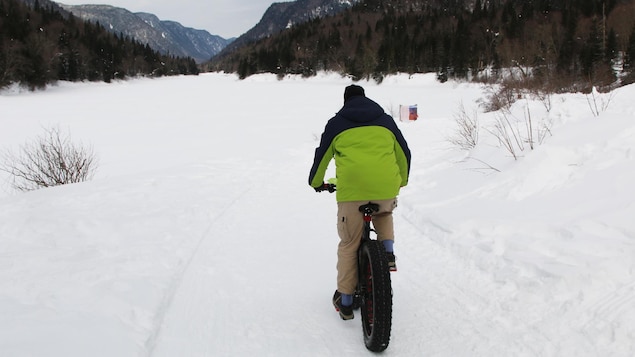 Un adepte du fatbike dans un parc de la Sépaq Un adepte du fatbike dans un parc de la Sépaq