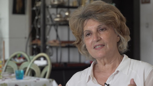 Fatma Oussedik parle à la caméra.