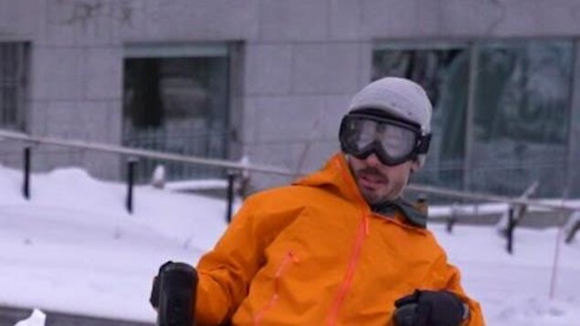 Un homme en fauteuil roulant.