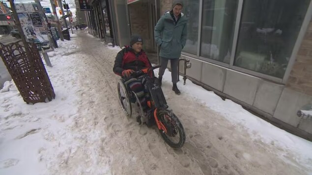 Les trottoirs mal déneigés compliquent la mobilité des personnes en fauteuil roulant