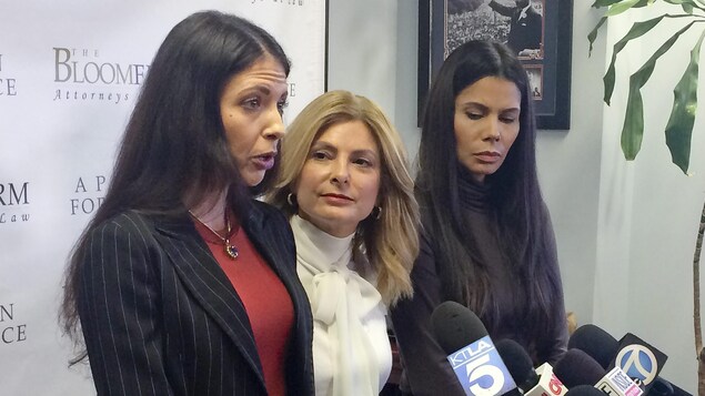 Faviola Dadis (à gauche) lit sa déclaration accusant Steven Seagal face aux médias, accompagnée de son avocate (centre) et de Regina Simons (droite), qui affirme que l'acteur l'a violée. Faviola Dadis (à gauche) lit sa déclaration accusant Steven Seagal face aux médias, accompagnée de son avocate (centre) et de Regina Simons (droite), qui affirme que l'acteur l'a violée.