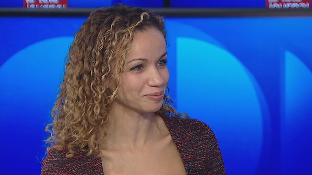 Fayza Abdallaoui, présidente du MOFIF, sur un plateau de télévision