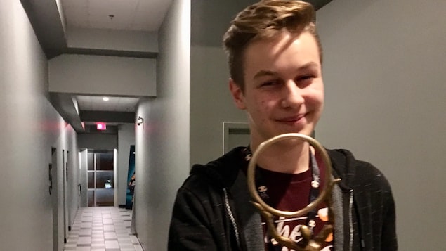 Le jeune réalisateur de 16 ans, Louis-Charles Blais, était ému d'obtenir le prix du meilleur court métrage de l'Estrie avec Le dernier jour. Le jeune réalisateur de 16 ans, Louis-Charles Blais, était ému d'obtenir le prix du meilleur court métrage de l'Estrie avec Le dernier jour.