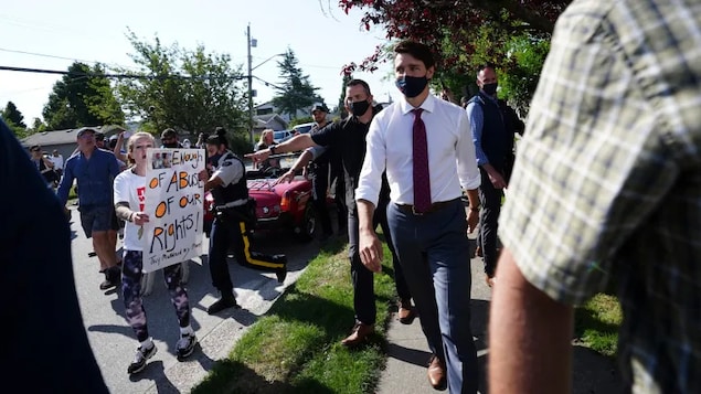 Un manifestante le grita al líder liberal Justin Trudeau.
