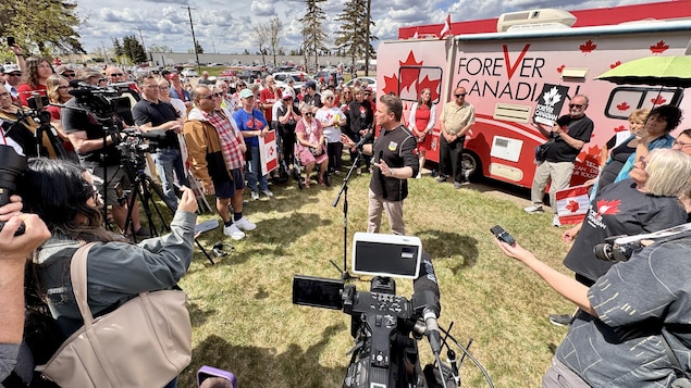 Plus d’une centaine de personnes étaient présentes pour le lancement du bureau de campagne du groupe Canadiens pour toujours le 23 mai 2026.