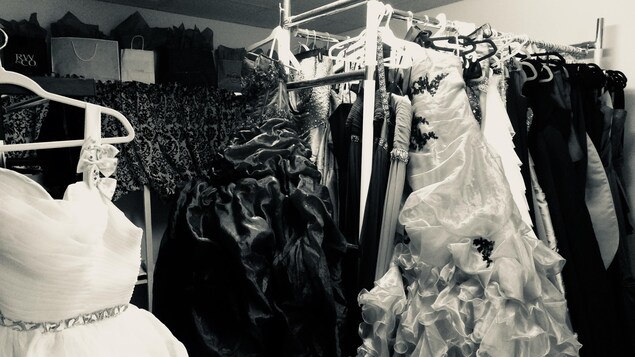 Des robes de bal sur un support. Des robes de bal sur un support.